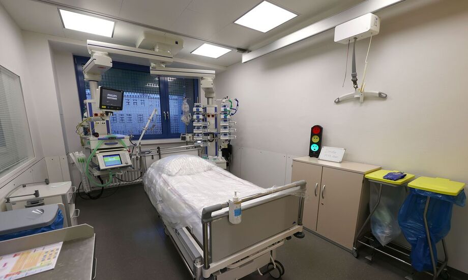 Prevendo um colapso no sistema de saúde em três semanas por causa da pandemia do novo coronavírus, o governo de São Paulo fez um chamamento público para contratar 4,5 mil leitos da rede privada, sendo 1,5 mil apenas de unidades de terapia intensiva (UTI)