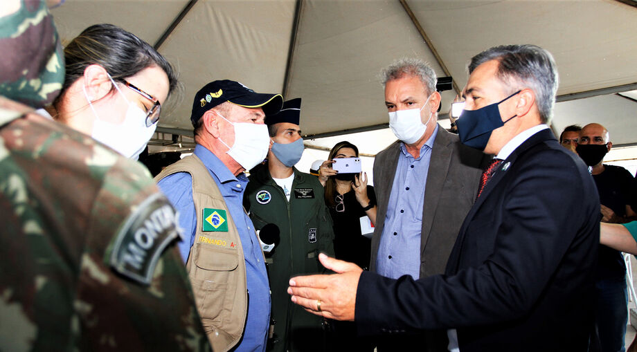 O secretário de Estado de Saúde, Geraldo Resende, e o secretário de Justiça e Segurança Pública, Antonio Carlos Videira, reuniram-se com o Ministro da Defesa, o general Fernando Azevedo e Silva, durante sua visita ao Hospital Regional de Campo Grande, nes