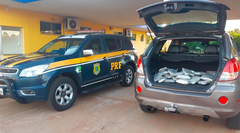 O preso, o veículo e a droga foram encaminhados para a Polícia Civil em Água Clara