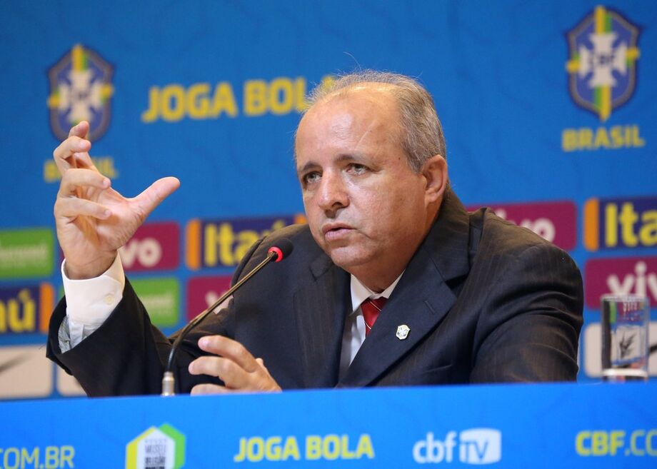 Ex-técnico da seleção brasileira feminina, Oswaldo Alvarez, o Vadão, está internado na Unidade de Terapia Intensiva do Hospital Albert Einstein, em São Paulo, com um tumor no aparelho digestivo