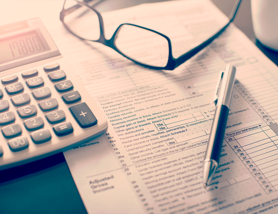 A arrecadação de impostos e contribuições federais teve forte queda em abril, quando somou R$ 101,154 bilhões, um recuo real (já descontada a inflação) de 28,95% na comparação com igual mês de 2019.