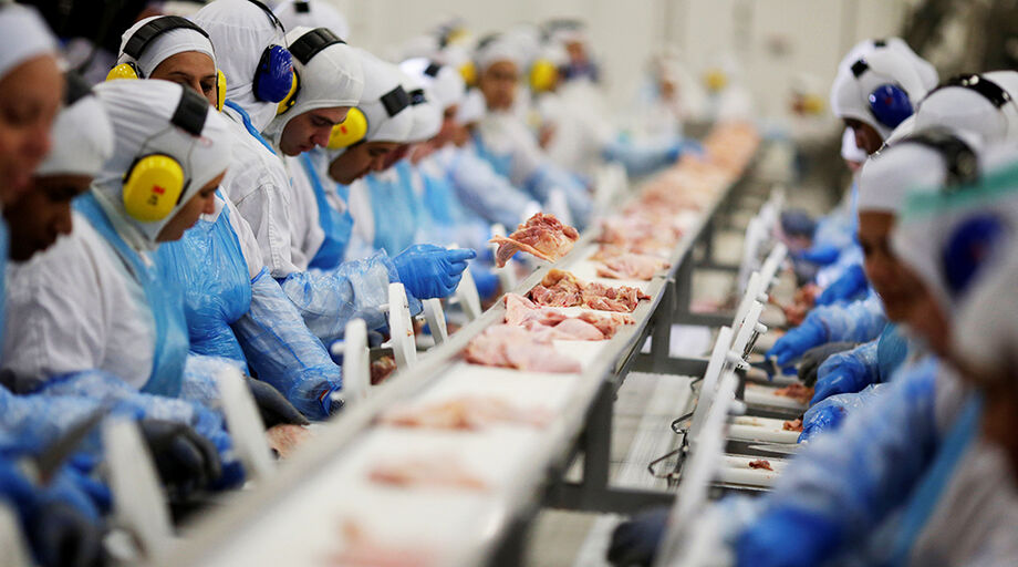 Era questão de tempo para que acontecesse um surto da Covid-19 dentro das indústrias alimentícias
