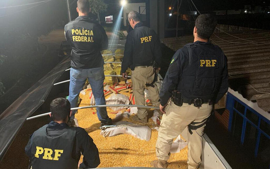 Até a manhã de hoje, a Polícia Federal continuava contabilizando a quantidade exata de maconha apreendida no caminhão.