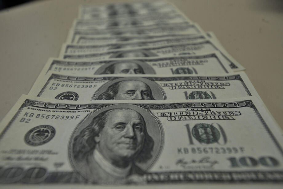No mercado doméstico, o dólar à vista fechou em R$ 5,5818, em queda de 1,88%