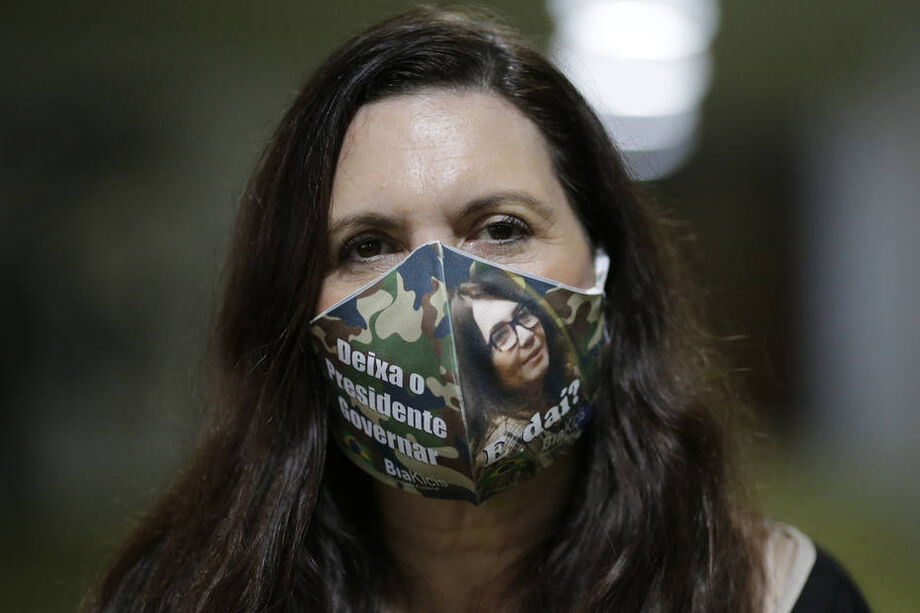 Deputada Bia Kicis (PSL-DF) usa máscara com inscrição 'E daí?' no plenário da Câmara