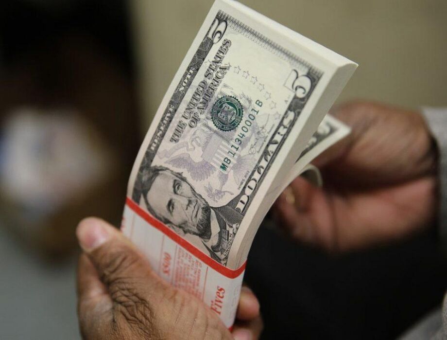 O dólar à vista subia 0,20%, R$ 5,5931.