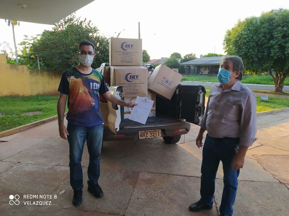 Prefeito (à esq.) durante entrega de equipamentos ao Hospital Edelmira Nunes de Oliveira