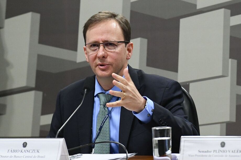 Sobre a discussão dos limites para a redução da Selic, o diretor disse que não é riscado na areia, são contas indicativas e que mudam com o tempo e o comportamento do mercado.