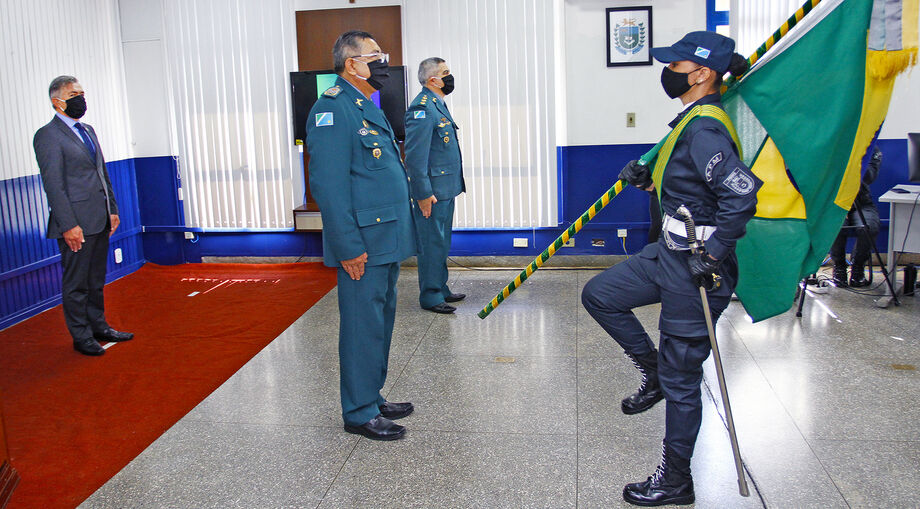 O coronel Marcos Paulo Gimenez, de 46 anos, assumiu do coronel Waldir Ribeiro Acosta, de 56 anos, o Comando-Geral da Polícia Militar de Mato Grosso do Sul nesta sexta-feira (22.5)