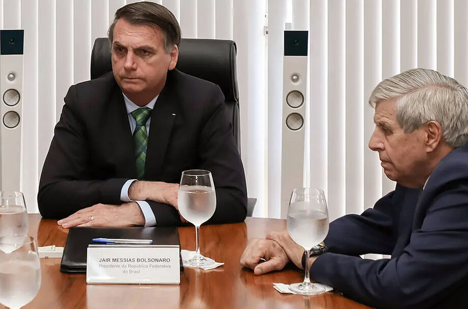 Jair Bolsonaro e o ministro do GSI, Augusto Heleno; general agora evita tratar da questão dos filhos do presidente