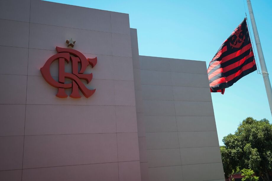 A Prefeitura do Rio de Janeiro anunciou nesta sexta-feira que aplicou uma multa de R$ 2.967,00 ao Flamengo por ter vetado no dia anterior a entrada de funcionários da Vigilância Sanitária no CT Ninho do Urubu, na zona oeste da cidade