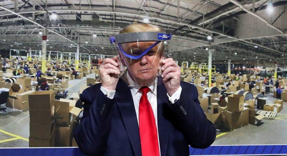Trump segura protetor facial de acrílico em fábrica de componentes médicos em Michigan; ele culpa a China pela pandemia.