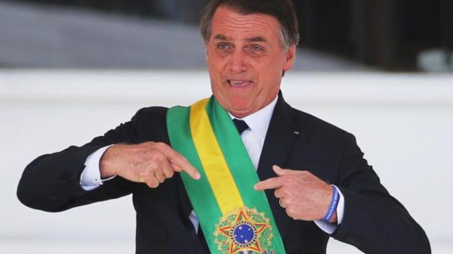 Por outro lado, em outra fala, o presidente faz alusões ao fato de que um irmão seu teria sido agredido e nesse contexto ele acrescenta que trocaria todos os cargos necessários para dar segurança à família e amigos que estariam sendo perseguidos.