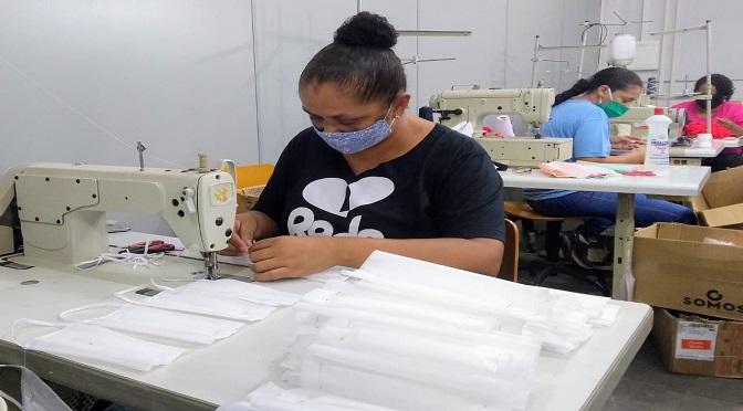 Em média 400 máscaras são produzidas por dia na Unidade II do Programa Rede Solidária, localizada no bairro Noroeste, em Campo Grande.