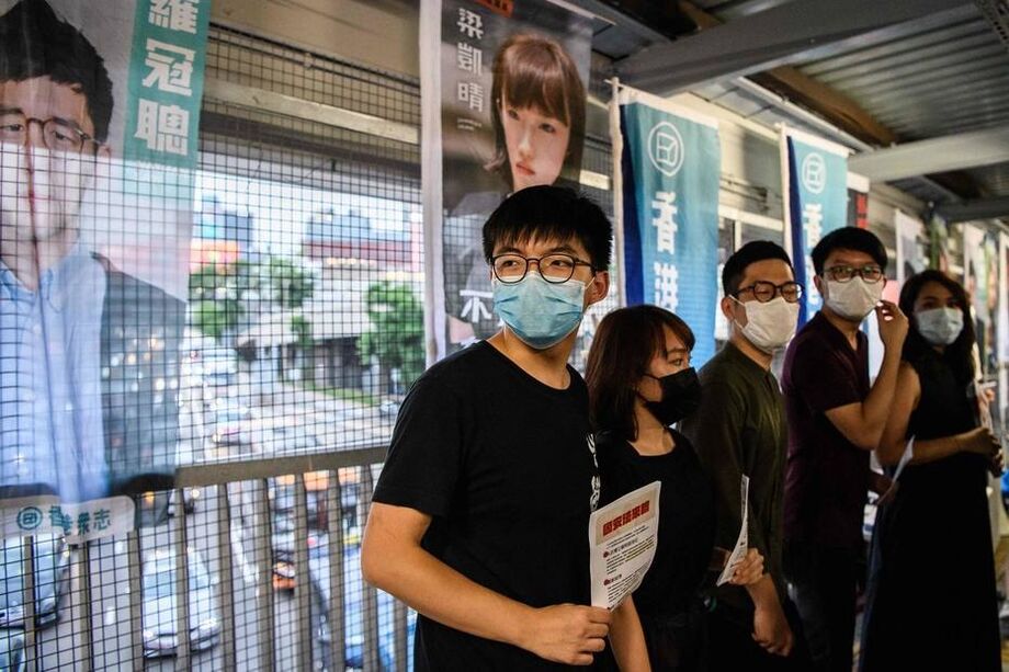 Manifestantes em Hong Kong protestam contra o governo de Pequim distribuindo folhetos; movimento do guarda-chuva sucumbiu com isolamento social