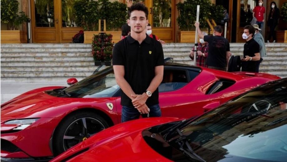 Leclerc posa em frente à Ferrari SF90 Stradale que dirigiu nas gravações de curta-metragem