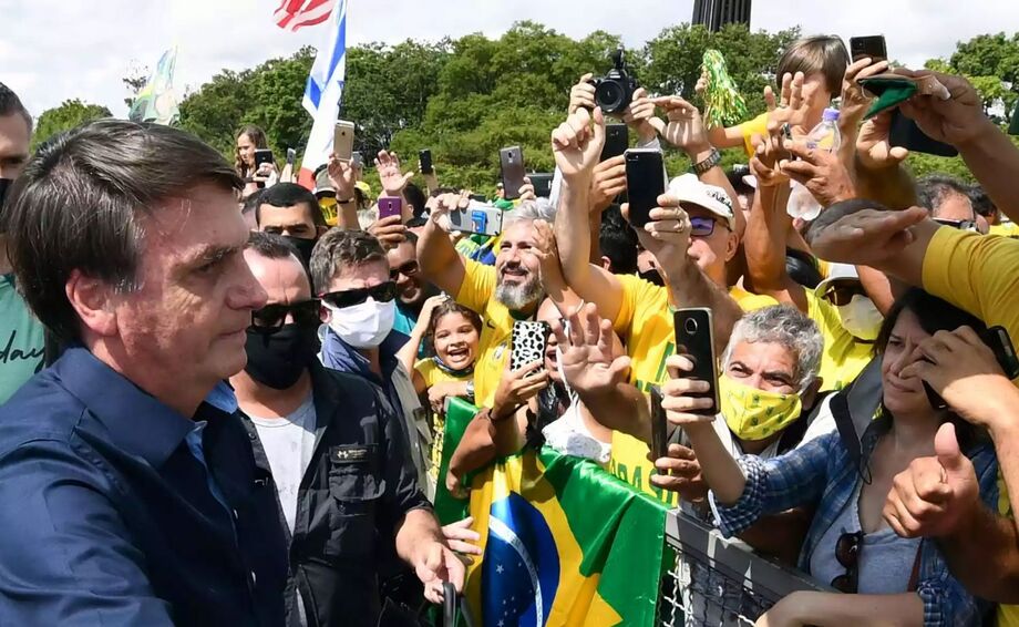 Analistas internacionais definem o Brasil como uma nação governada por um presidente populista que dá respostas contraditórias à pandemia.