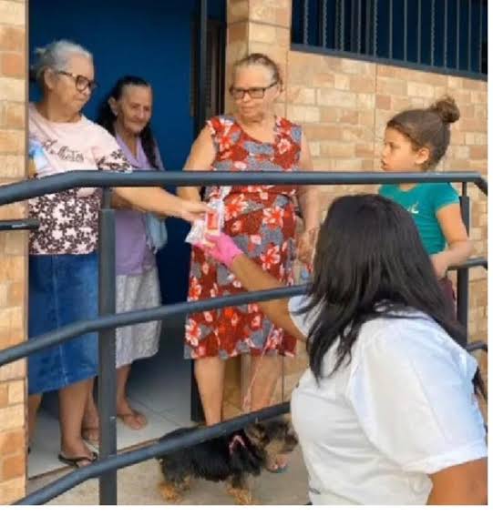 Distribuição foi feita à famílias carentes e tinha o nome da vereadora