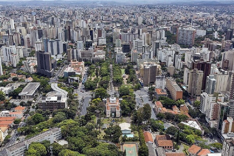 O primeiro dia do retorno ao funcionamento de parte do comércio de Belo Horizonte, nesta segunda-feira, 25, teve drible às regras da prefeitura, aglomerações, pessoas sem máscaras nas ruas e filas enormes para entrada nos shoppings populares da cidade
