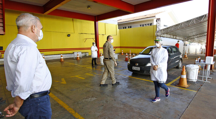 A Secretaria de Estado de Saúde (SES) ampliou o número de coletas de material para os exames RT-PCR, para detecção da Covid-19, no Drive Thru Coronavírus de Dourados