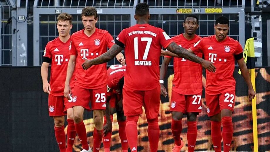 Jogadores do Bayern comemoral gol da vitória em Dortmund