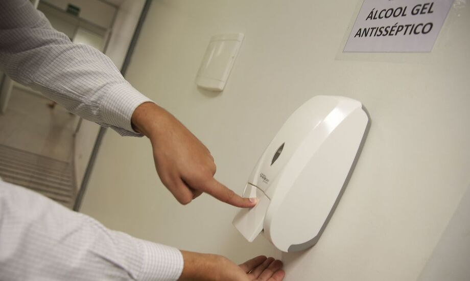 Entre os produtos que podem ser doados, sem ônus ou encargos, estão máscaras cirúrgicas, álcool em gel, escudos faciais descartáveis e impressoras 3D para confecção de máscaras protetoras