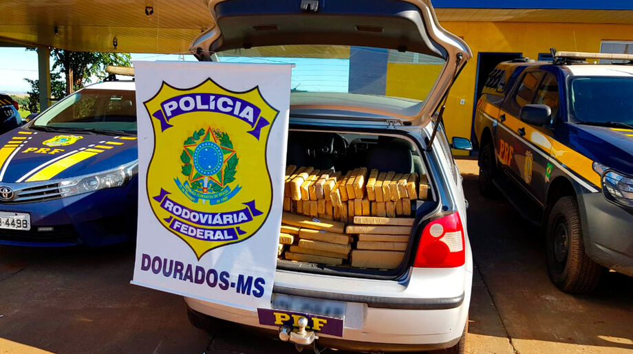 Os três foram presos e encaminhados para a Polícia Federal em Ponta Porã, junto com os veículos e a droga