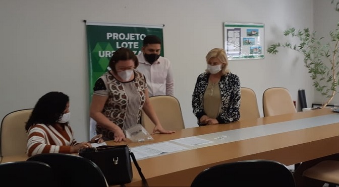 A Agência de Habitação Popular de Mato Grosso do Sul (Agehab) realizou nesta quarta-feira (27/5), o sorteio de quadra e lote das famílias beneficiadas pelo Projeto Lote Urbanizado no município de Deodápolis