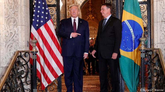 Apesar de referir-se a Donald Trump como amigo de Bolsonaro, o periódico cita o bloqueio imposto pelos Estados Unidos a viajantes que passaram pelo Brasil