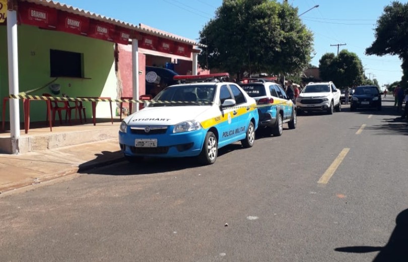 As equipes da Polícia Militar e da Polícia Civil ficaram no local do crime colhendo informações sobre o ocorrido e iniciando buscas do suspeito