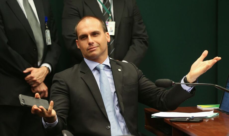 Eduardo afirmou que a ruptura seria o acionamento do artigo 142 da constituição e que o cenário pode se confirmar