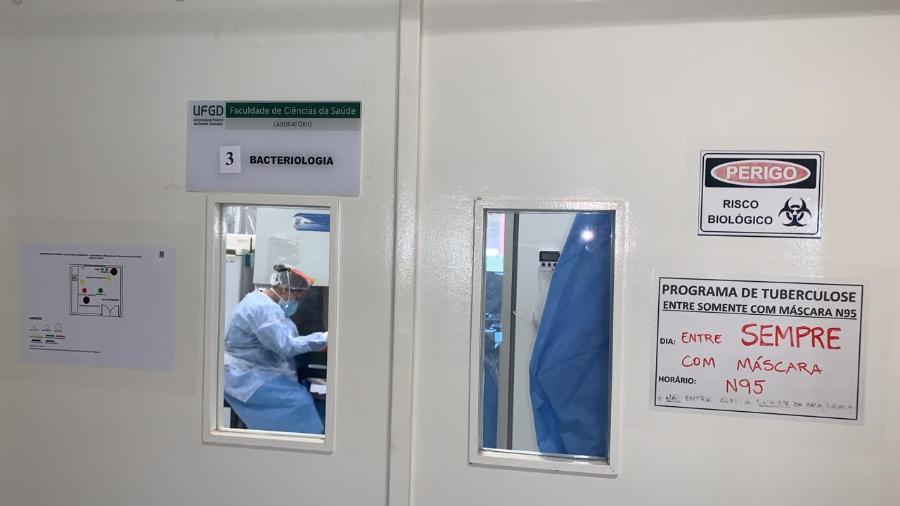 Para a participação na testagem, a UFGD conta com a colaboração do HU-UFGD  (Hospital Universitário da UFGD), que tem cedido roupas privativas, sapatos impermeáveis e profissionais especializados da área da saúde