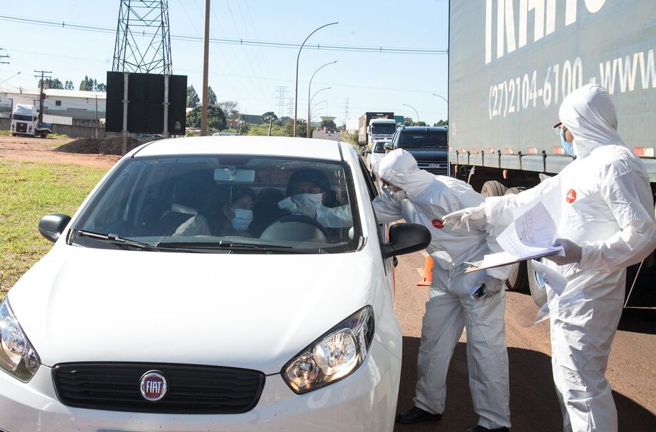 Ao passar pelo local, o motorista será abordado por profissionais da saúde, da Secretaria Municipal e voluntários, que irão aferir a temperatura corporal