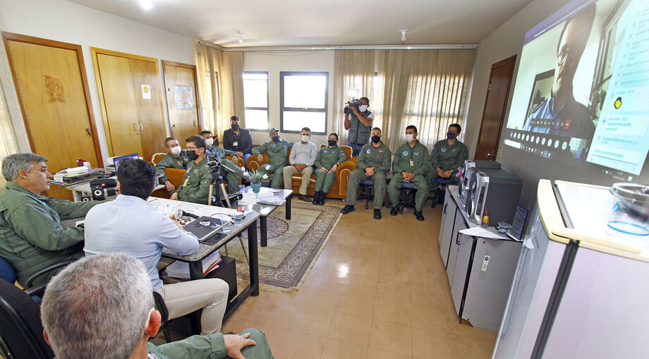 Durante a teleconferência, o tenente-coronel Adalberto Ortale Júnior explicou como funciona o trabalho do Grupo de Patrulhamento Aéreo e respondeu a perguntas dos britânicos