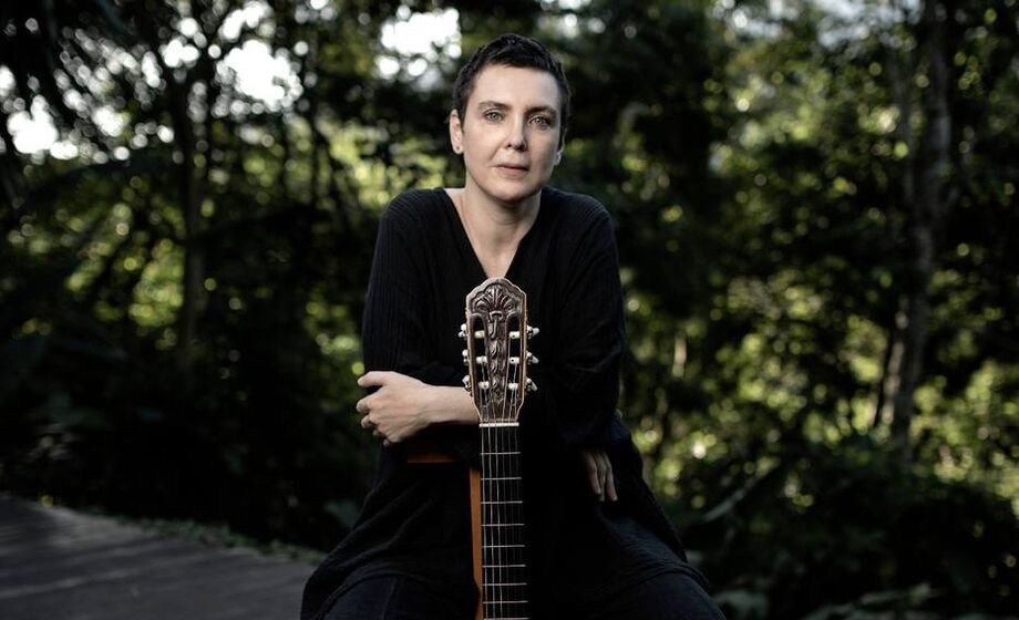 A cantora Adriana Calcanhotto