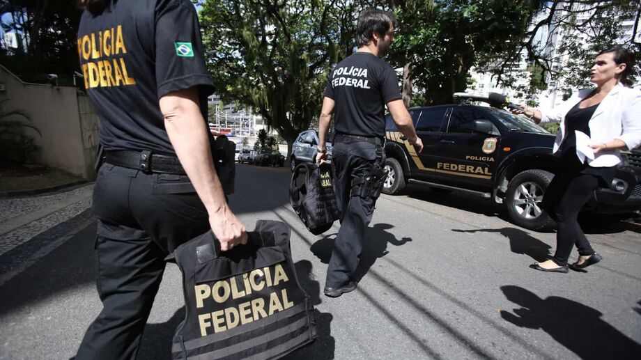 As investigações identificaram, ainda, que os pagamentos ocorriam por meio de transferências realizadas por pessoas jurídicas, de propriedade do empresário, à pessoa da família indicada pela servidora, informou a PF.