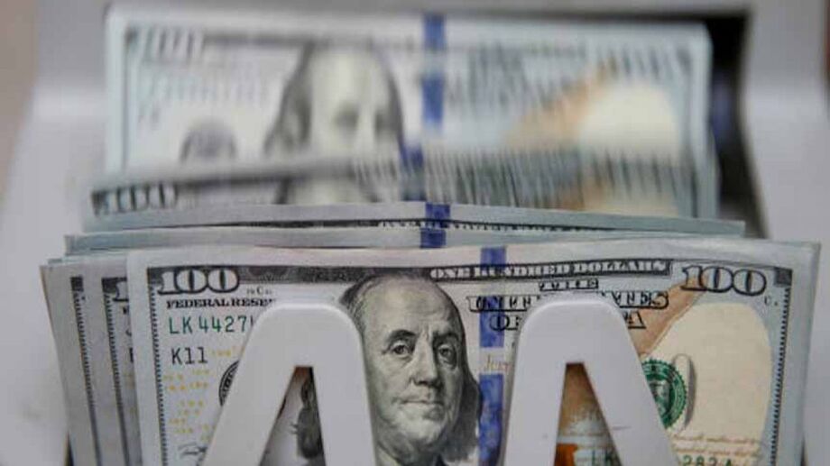 Às 9h26 desta sexta, o dólar à vista caía 0,61%, a R$ 5,3511. O dólar futuro para julho, que concentra a liquidez a partir de hoje, recuava 1,14%, a R$ 5,3540.