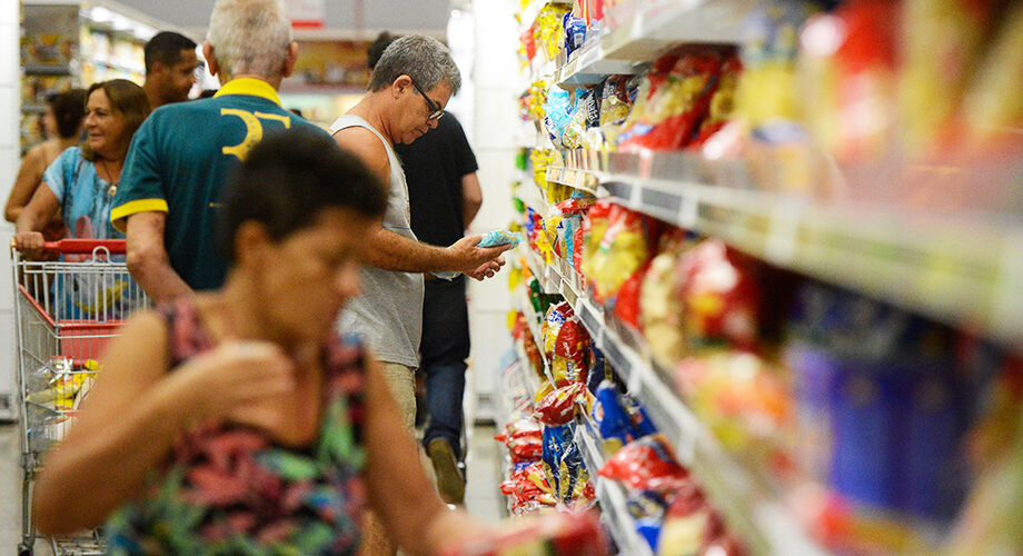 Para fazer as tradicionais compras é necessário fazer muita pesquisa de preço, pois segundo um levantamento divulgado hoje (29) pelo Procon Estadual, houve um variação de 311% nos preços de produtos essenciais da cesta básica