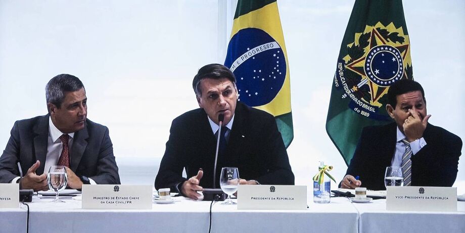 A avaliação negativa sobre a atuação de Bolsonaro na crise provocada pelo coronavírus, que crescia desde março, aponta a XP/Ipespe, oscilou três pontos para baixo e atingiu 55%.
