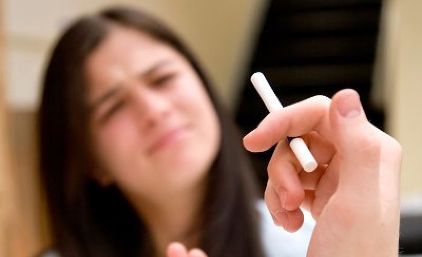 Além dos fumantes, há uma preocupação em relação aos chamados fumantes passivos”, aqueles que acabam inalando a fumaça de cigarros, charutos, cigarrilhas e narguilé