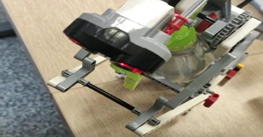 Robô/borrifador de álcool em gel 70 construído com peças de lego