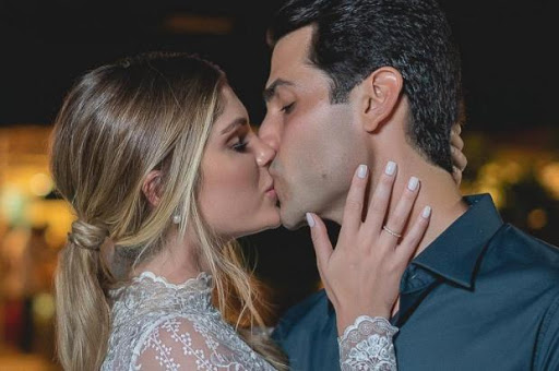 Bárbara Evans e Gustavo Theodoro oficializaram a união em um casamento civil realizado nesta sexta-feira, 29, em uma capela no haras da família do noivo