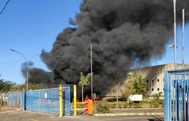 Três equipes do Corpo de Bombeiros trabalham no local tentando acabar com as chamas que está sendo vista de longe