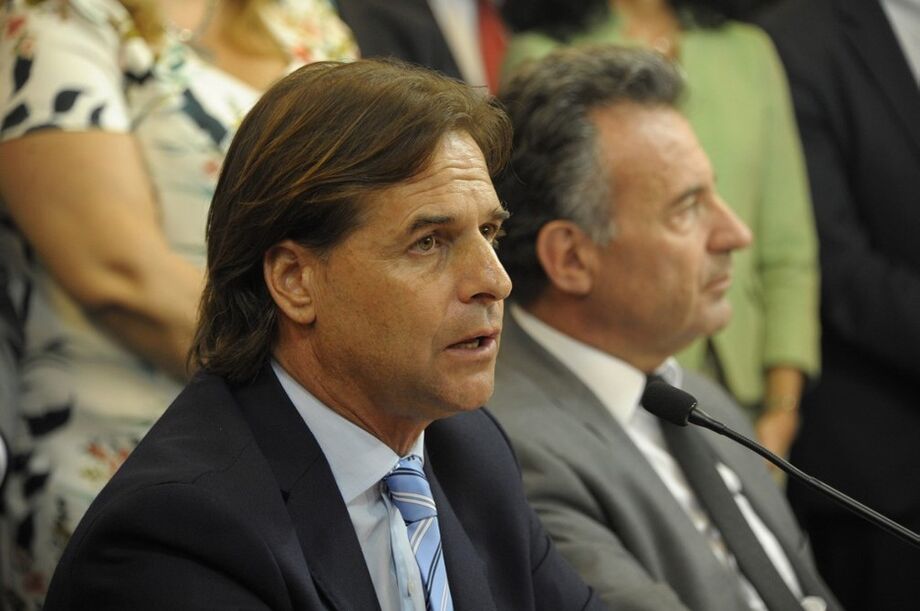 O presidente do Uruguai, Luis Lacalle Pou, anunciou neste sábado (30) que fez teste que deu resultado negativo para o novo coronavírus (Sars-CoV-2).