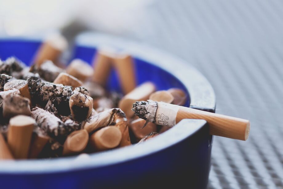 Uma justificativa para isso é que doenças causadas pelo tabagismo, como câncer, doenças cardiovasculares