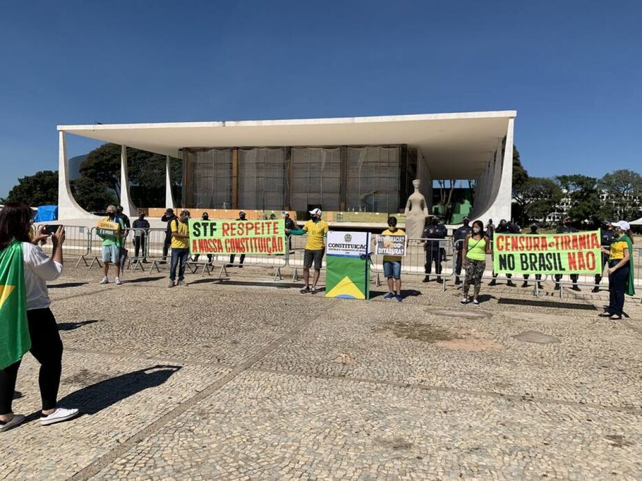 Os manifestantes chegam à Esplanada à pé e de carro.