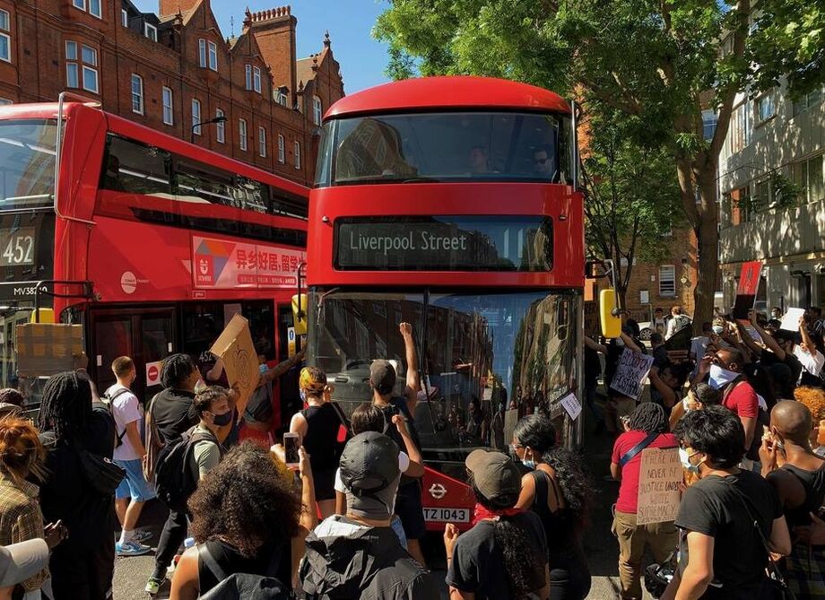 Manifestantes param um ônibus enquanto bloqueiam a rua em Sloane Square, em Londres, em 31 de maio de 2020, depois de marcharem em frente a embaixada dos EUA para protestar contra a morte de George Floyd.