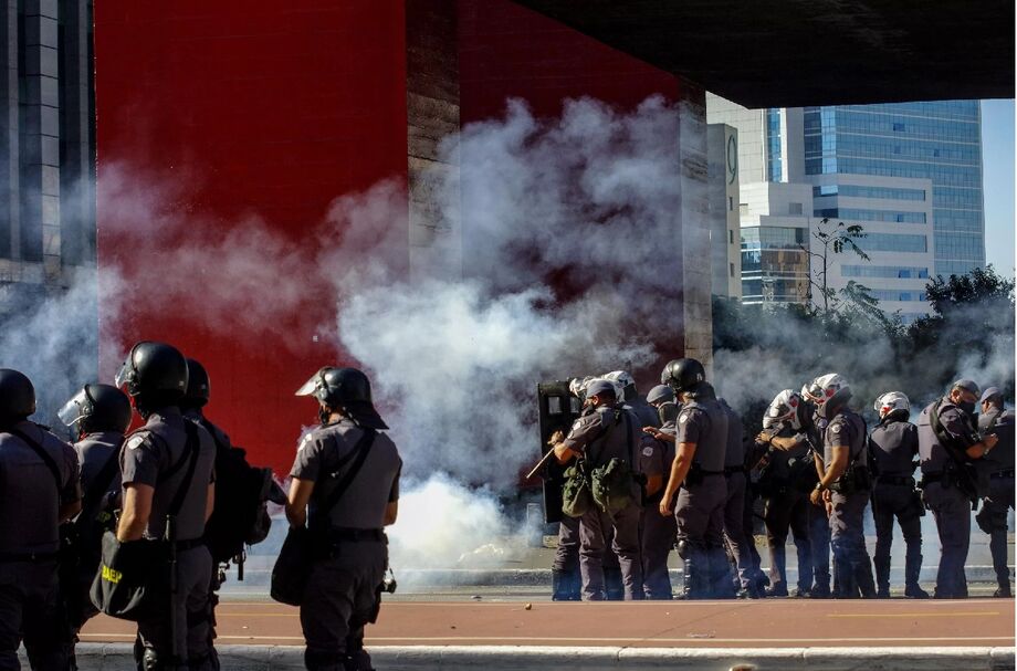 Cerca de 30 minutos antes, a PM já havia usado bombas de efeito moral para impedir um conflito entre dois manifestantes antigoverno.