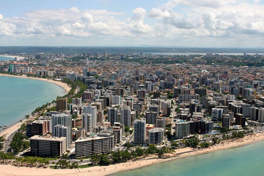 A concessionária vencedora do leilão terá que universalizar o abastecimento de água em seis anos e levar a rede de esgoto para 90% da população até o 16º ano de contrato.