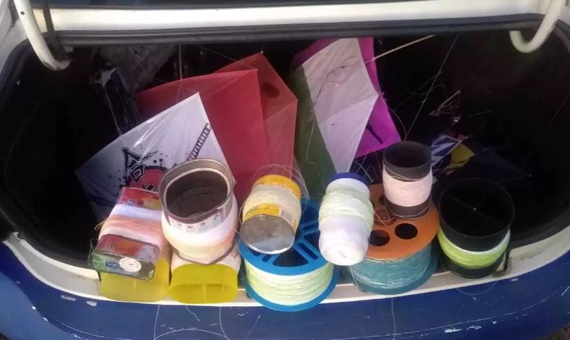 O uso do cerol nas linhas é proibido por lei estadual de 2007, mas é amplamente utilizado para cortar pipas de competidores